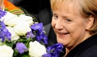 Bundeskanzlerin Angela Merkel hält im Bundestag in Berlin nach ihrer Wiederwahl einen Blumenstrauß in der Hand. Angela Merkel ist erneut zur Bundeskanzlerin gewählt worden. Die Abgeordneten des Bundestags stimmten am Mittwoch auf Vorschlag von Bundespräsident Horst Köhler mehrheitlich für die 55-jährige CDU-Vorsitzende. Foto: ddp