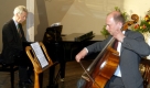 ZumCello greift Tiefensee heute aus Zeitmangel nur noch selten. Als Jugendlicher bekam er aber sogar Preise für sein musikalisches Talent. Hier spielt Tiefensee in einem Duett der Stadtoberhäupter mit dem Bremer Bürgermeister Henning Scherf am Klavier. Foto: ddp