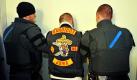 Polizeibeamte kontrollieren vor dem Verhandlungssaal im Landgericht in Erfurt ein Mitglied des Motorradclubs Bandidos. Sechs Mitglieder des Motorradclubs müssen sich vor dem Erfurter Landgericht verantworten. Den Männern im Alter von 29 bis 40 Jahren werden unter anderem versuchter Mord und Bildung einer kriminellen Vereinigung vorgeworfen. Insgesamt werden zwölf Straftaten, darunter auch Beleidigungen, Nötigungen und Bedrohungen, verhandelt. Foto: dpa
