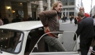 Thomas Gottschalk schält sich aus einem Trabi, mit dem er von Braunschweig nach Berlin fuhr. Er hatte am Samstagabend die Stadtwette bei Wetten, dass verloren, die ungemütliche Fahrt war der Wetteinsatz.. Foto: dpa