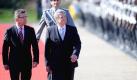 Bundespräsident Joachim Gauck wird mit militärischen Ehren vor Schloss Bellevue in Berlin von Verteidigungsminister Thomas de Maizière empfangen. Gauck hatte zuvor im Bundestag seinen Amtseid geleistet. Foto: Maurizio Gambarini Foto: dpa