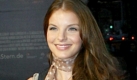 Die Schauspielerin Yvonne Catterfeld kommt am Montag (28.09.2009) zur Premiere des Sat.1 Weihnachtsfilms 'Engel sucht Liebe' während des Hamburger Filmfestes zum CinemaxX-Kino. Mehr als 140 Filme zeigt das Festival bis zum 03. Oktober 2009 in verschiedenen Kinos der Hansestadt. Zwei Schwerpunkte prägen das Programm: Pulsierende Metropolen und junges Kino aus der Türkei. Foto: Angelika Warmuth dpa/lno +++(c) dpa - Bildfunk+++ Foto: dpa