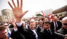 Außenminister Westerwelle winkt bei seinem Gang über den Tahrir Platz in Kairo den Passanten zu. Auf seiner zweitägigen Ägyptenreise sind vor allem Gespräche mit Regierungsvertretern und Oppositionellen geplant. Foto: dpa