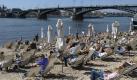 Am Rheinufer in Mainz genießen Ausflügler die warmen Temperaturen. Hoch Peggy bringt am Samstag subtropische Warmluft in die Region. Die Temperaturen steigen bei Sonnenschein und schwachem Südwind in der Uckermark auf bis zu 19 Grad Celsius, in Berlin sogar auf bis zu 21 Grad.   Foto: dapd