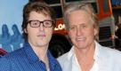 Cameron Douglas bereitet seinem Vater, Schauspieler Michael Douglas, große Sorgen. Der junge Mann wurde kürzlich wegen Drogenbesitzes festgenommen. Deswegen hat er auch eine Rolle in einem Film verloren. Dumm gelaufen! Auch Michael hatte mit dem großen Schatten seines Vaters zu kämpfen. Denn bei dem handelt es sich um die Hollywoodlegende Kirk Douglas. Foto: dpa