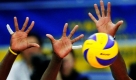 Kubanische Spieler blocken den Ball gegen die iranische Mannschaft bei der Volleyball- Weltmeisterschaft in Nagoya. Foto: ap