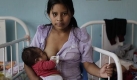 Aura Marina Rodriguez, 15, feeds her son Wilmer Rodriguez, 3 months, who suffers from malnutrition, at a hospital in Japala, Guatemala, Thursday, Sept. 10, 2009. Tuesday Alvaro Colom's government declared a state of public calamity and mobilize resources for hunger stricken areas of the country. (AP Photo/Rodrigo Abd) Foto: ap