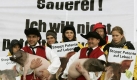 Für Greenpeace-Aktivisten und Vertreter der Bäuerlichen Erzeugergemeinschaft Schwäbisch Hall sind die Patentanträge der amerikanischen Agrar-Erzeuger Monsanto eine Schweinerei. Der Konzern hatte bei der Weltpatentbehörde in Genf versucht, verschiedene Schweinerassen als Erfindung zu beanspruchen. Foto: dpa