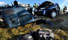 Bei Schwabmünchen in Schwaben hat sich ein schwerer Unfall mit zwei Autos ereignet. Dabei war eine 45-Jährige mit ihrem Wagen ins Schleudern geraten und quer zur Fahrbahn stehen geblieben. Das entgegenkommende Auto eines 28-Jährigen fuhr ungebremst in die Seite des Fahrzeugs. Die Unfallverursacherin, ihre 17 Jahre alte Tochter auf dem Beifahrersitz und der Fahrer des entgegenkommenden Wagens wurden eingeklemmt und schwer verletzt. Die beiden Frauen starben noch am Unfallort. Der Grund für das Unglück: Bei Temperaturen um den Gefrierpunkt war die Fahrbahn eisglatt.  Foto: dpa