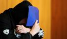 Der Angeklagte Benjamin F. wartet im Gerichtssaal des Landgerichts in Hildesheim auf die Urteilsverkündung. Der 27-Jährige hatte sich im Oktober 2010 in einer Internet-Plattform als Frau ausgegeben, mit einer Frau verabredet und sie später umgebracht, als sie seine Annäherungsversuche abwehrte. Die Tat hatte der Angeklagte bereits zugegeben. Er muss nun lebenslang in Haft bleiben. Foto: dpa