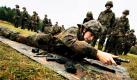 Angesichts der massiven Sparzwänge der Regierung prüft das Verteidigungsministerium die Aussetzung der Wehrpflicht und eine Verkleinerung der Truppenstärke von 250.000 auf 150.000 Stellen. Ein Ministeriumssprecher erklärte, zur Vorbereitung der Kabinettsklausur werden im Moment unterschiedliche Szenarien durchgerechnet. Dabei gibt es keine Denkverbote, aber auch noch keine Entscheidungen. Foto: dpa