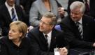 Gespanntes Warten aufs Ergebnis: Bundeskanzlerin Angela Merkel, Unionskandidat Christian Wulff und CSU-CHef Horst Seehofer bei der Verkündung des Ergebnisses im ersten Wahlgang.
 Foto: ddp