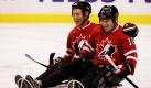 Der kandadische Verteidigungsminister Peter MacKay (links) amüsiert sich zusammen mit Paralympics-Sportler Simon Bouchard bei einem Schlitten-Eishockey-Wettkampf in Vancouver. Die  Winter-Paralympics werden heute feierlich eröffnet. Foto: ap