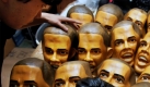 Der Japaner Tomohisa Kikuchi berührt eine der Gummimasken des amerikanischen Präsidenten Barack Obama. Der amerikanische Präsident wird Japan am Freitag besuchen. Foto: ap