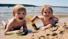 Zwei Kinder spielen bei sommerlichen Temperaturen am Samstag (05.06.2010) im Strandbad Wannsee in Berlin im Wasser. Nach dem zu kalten Monat Mai soll sich nach Angaben der Meteorologen das warme Sommerwetter einstellen. Aufrund des schönen Wetters und der regen Besucherzahlen hat das Bad bis 21.00 Uhr geöffnet. Foto: Stephanie Pilick dpa/lbn +++(c) dpa - Bildfunk+++ Foto: dpa