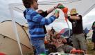Matthias (r) aus Steisslingen befüllt beim Southside Festivals am Freitag (19.06.2009) auf dem Camping Gelände in Neuhausen ob Eck einen Trichter mit Bier. Mit einem Schlauch trinkt Sven (M) daraus. Bei dem dreitägigen Festival werden 60 Bands spielen. Der Veranstalter rechnet mit 50 000 Besuchern. Foto: Patrick Seeger dpa/lsw +++(c) dpa - Bildfunk+++
pixel Foto: dpa