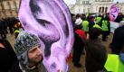 Ein Demonstrant hält ein großes Ohr während eines Protestmarsches in der bulgarischen Hauptstadt Sofia. Mehrere hundert Demonstranten versammelten sich vor dem bulgarischen Innenministerium, um gegen Pläne zu demonstrienen, die dem Ministerium den Zugang zu privaten E-Mails und Telefonverbindungen erlauben würden. Foto: ap