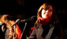 Die norwegische Sängerin Marit Larsen sorgte am Sonntagabend in Berlin bei der Erleuchtungszeremonie des Weihnachtsbaums am Pariser Platz für die passende musikalische Untermalung. Der Baum stammt aus der kleinen norwegischen Gemeinde Drobak in der Kommune Frogn. Foto: dapd