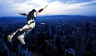 Ein Basejumper springt in Malaysia vom 388 Meter hohen Kuala-Lumpur-Tower herunter. Springer aus der ganzen Welt haben versucht einen neuen Weltrekord aufzustellen - die Meisten Basejumps binnen 24 Stunden. Foto: dpa