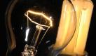 ARCHIV: Eine 60-Watt Gluehlampe (l.) und eine Energiesparlampe (r.) brennen in Muenchen (Bayern) fuer eine Fotoillustration (Foto vom 18.06.08). Die EU-Richtlinie vom 8. Dezember 2008 sieht vor, dass zunaechst matte Gluehlampen und solche mit einer Leistung ueber 75 Watt nicht mehr erlaubt sind. Bis September 2010 sollen Standardgluehlampen mit mehr als 60 Watt aus den Regalen verbannt werden, bis September 2011 solche mit mehr als 40 Watt. Ab 1. September 2012 sollen schliesslich keine Gluehlampen mit mehr als 10 Watt erhaeltlich sein. Ab dem Jahr 2016 sind auch Halogenlampen verboten, die nicht mindestens die Effizienzklasse D erfuellen. Foto: Philipp Guelland/ ddp Foto: ddp