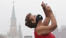 A foreign tourist wearing a respirator takes photographs in the Red square covered with smoke from wildfires in Moscow, Russia, 04 August 2010. Media reports state that Moscow is mobilising more forces to fight hundreds of wildfires raging across a vast area of central Russia amid a record heatwave. At least 40 people have died in fires in the past week, and seven regions are under a state of emergency. EPA/SERGEI CHIRIKOV +++(c) dpa - Bildfunk+++ Foto: dpa
