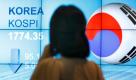(weitgehend neu)
Überschrift:	Börsen in Asien mit teilweise deutlichen Verlusten
Vorspann:	
Die Sorgen der Investoren vor einer möglichen weltweiten Rezession hat die Börsen in Asien am Dienstag teilweise abstürzen lassen. So verloren die Indizes in Südkorea und Hong Kong rund sieben Prozent. Der japanische Nikkei-Index fiel um 4,4 Prozent auf 8.694,31 Punkte. Der Hongkonger Hang-Seng-Index verlor 6,7 Prozent auf 19.110,39 Zähler.
Text:	
Bangkok (dapd). Die Sorgen der Investoren vor einer möglichen weltweiten Rezession hat die Börsen in Asien am Dienstag teilweise abstürzen lassen. So verloren die Indizes in Südkorea und Hong Kong rund sieben Prozent. Der japanische Nikkei-Index fiel um 4,4 Prozent auf 8.694,31 Punkte. Der Hongkonger Hang-Seng-Index verlor 6,7 Prozent auf 19.110,39 Zähler. Der Handel an der südkoreanischen Börse Kospi in Seoul wurde nach einem Absturz um 8,6 Prozent auf 1.708,91 Punkte kurzzeitig ausgesetzt. Die Verluste beliefen sich später aber immer noch auf sieben Prozent.

Der wichtigste australische Index S&P/ASX 200 gab um 3,2 Prozent auf 3.856,80 Punkte nach. Der neuseeländische Index NZX 50 fiel um 3,9 Prozent, während der Shanghai Composite um 1,3 Prozent abrutschte. Der Ausverkauf biete Investoren nun auch Möglichkeiten, Aktien zum Schnäppchenpreis zu erwerben, sagte der Vizepräsident von Tanrich Securities in Hong Kong, Jackson Wong. Allerdings sei unklar, wann solche Investitionen Früchte trügen. 'Es ist schwer vorherzusagen, wie sich der Markt in den USA entwickelt', sagte Wong. Doch wenn sich der Staub gelegt habe und sich die Situation in Europa und den Vereinigten Staaten nicht verschlechtere, werde es eine Kurserholung geben. 'Aber die USA müssen sich stabilisieren.'

Die Wall Street in New York hatte am Montag, dem ersten Handelstag nach der Herabstufung der US-Kreditwürdigkeit, mit erheblichen Verlusten geschlossen. Der Dow-Jones-Index der 30 führenden Industriewerte ging um 634,76 Punkte oder 5,5 Prozent zurück und schloss bei 10.809,85 Zählern. Es war der größte Verlust an einem Tag seit Dezember 2008.

Bildhinweis: XRR102, XRR104, XHK101, XHK104, XHK103, XHK102

dapd/79/rt 
Ressort:	Wirtschaft Foto: dpa