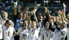 Silvia Neid wird Weltmeisterin in Los Angeles und steht rechts am Rande - als Co-Trainerin. Im Finale besiegten die Frauen zuvor Schweden. Spielführerin Bettina Wiegmann präsentiert den Pokal. Rechts von ihr ist auch schon die heutige Stammtorhüterin Nadine Angerer zu erkennen. Foto: dpa