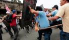 Philippinische Polizisten treiben vor dem Arbeitsministerium in Manila Demonstranten auseinander. Die New Yorker Organisation Human Rights Watch hat einen Bericht über Menschenrechtsverletzungen im ersten Regierungsjahr des Präsidenten Benigno Aquino veröffentlicht. Zwar wurden demnach eine Reihe positiver Reformen angeregt, die Verantwortlichen für Menschenrechtsverletzungen bei Militär und Polizei seien jedoch zu selten zur Verantwortung gezogen worden, so die Organisation. Foto: dpa