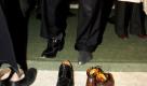 Als Chef der Weltbank dürfte Paul Wolfowitz eigentlich nicht in finanziellen Nöten gesteckt haben. Für ein Paar neue Socken reichte es aber offenbar nicht: Bei einem Moscheebesuch in der Türkei 2007 entblößte er peinliche Löcher an den großen Zehen. Foto: dpa