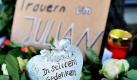 Mit Blumen und Kerzen zeigen Anwohner und Bekannte an der Straßenecke zum Wohnhaus des Fünfjährigen Julian im niedersächsischen Delligsen ihre Anteilname. Der 26 Jahre alte Lebensgefährte von Julians Mutter hat nach Angaben der Staatsanwaltschaft gestanden, den Fünfjährigen misshandelt und geschlagen zu haben. Das Kind sei in der Nacht zu Mittwoch an inneren Blutungen gestorben. Ein klares Motiv habe der 26-Jährige nicht genannt. Er habe lediglich erklärt, der Junge habe ihn provoziert und zur Weißglut gebracht. Der Mann sitzt in Untersuchungshaft. Foto: dpa