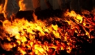 In Kuala Lumpur laufen Chinesen am letzten Tag des Festivals zu Ehren der Neun Kaiser-Götter barfuß über glühende Kohlen. Die Gläubigen aßen neun Tag kein Fleisch, um sich auf das schmerzhafte Ritual vorzubereiten. Frauen ist die Teilnahme verwehrt. Foto: ap