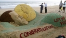 Ungeachtet des Streits um die Vergabe des Friedensnobelpreises an US-Präsidenten Barack Obama hatder Künstler Sudarshan Pattnaik dem Preisträger zu Ehren am Strand des indischen Puri schon einmal eine Sandstatue geschaffen, die das Konterfei Obamas neben der Nobel-Medaille zeigt. Foto: ap