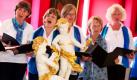 Der Frauenchor der St. Nikolaikiche probt vor den Engeln der Aula der Universität Greifswald ein Stück zur 65. Greifswalder Bachwoche. Das älteste Musikfest Mecklenburg-Vorpommerns steht in diesem Jahr unter dem Motto Bach und Engel. Foto: dpa