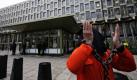 Ein Angehöriger der Londoner-Guantanamo Kampagne im orangefarbenen Overall und mit schwarzer Kapuze während einer Demonstration vor der US-Botschaft in London. Zum achten Jahrestag der Gründung des Gefangenenlagers fordern die Demonstranten seine Schließung. Foto: ap