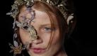 Das große Showlaufen rund um den Globus: In Sao Paulo, Brasilien, findet derzeit die Fashion Week statt. Dieses Model trägt eine Kreation von Modedesigner Lino Villaventura. Sein Händchen für ausgefallen Kopfschmuck kommt nicht von ungefähr: Villaventura ist auch gefragter Kostümbildner beim Film und Theater. Foto: ap