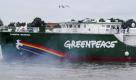 Das neue Greenpeace Schiff 'Rainbow Warrior III' wird am 04.07.2011 in der Fassmer Werft in Berne bei Bremen mit einem Schlepper aus dem Dock gezogen. Im Oktober 2011 soll es fertig gestellt und an Greenpeace übergeben werden. Mit spektakulären Aktion sorgt Greenpeace International seit 40 Jahren für Aufsehen. Die Umweltorganisation hat sich in ihrer Arbeit und Struktur im Laufe der Jahre sehr verändert. Die Grundsätze finanzielle Unabhängigkeit und Gewaltfreiheit aber bleiben. Foto: Caroline Seidel dpa (zu dpa-Korr 'Mit Frechheit Umweltskandale aufdecken - Greenpeace wird 40' vom 08.09.2011) +++(c) dpa - Bildfunk+++  Foto: dpa