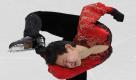 Ganz schön gelenkig: Eiskunstläufer Denis Ten bei seiner Kür. Gold geht an den US-Amerikaner Evan Lysacek. Foto: dpa