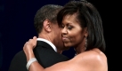 ARCHIV - US-Präsident Barack Obama tanzt mit seiner Ehefrau Michelle Obama beim Mid-Atlantic Inaugural Ball in Washington (Archivfoto vom 20.01.2009). Sie wirken stets wie frisch verliebt, aber auch in ihrer Ehe gab es Stolpersteine: Das haben Barack und Michelle Obama, der Präsident und die First Lady der USA, freimütig eingeräumt. Im nächsten Sonntagsmagazin der «New York Times» sprechen die Eheleute über ihre Beziehung, über ihre «Aufs» und «Abs», wie es Michelle Obama an einem Punkt formuliert. EPA/MARK WILSON +++(c) dpa - Bildfunk+++ Foto: dpa