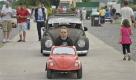 Ein Miniatur-Käfer wird beim VW-Treffen Volksfest im englischen Bristol ausgefahren. Angesichts der Lenkradposition in der MItte dürfte der Mikro-Käfer sowohl für das Festland als auch für den Linksverkehr in Großbritannien geeignet sein. Foto: ap