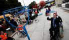 David McAllister (CDU), Ministerpräsident von Niedersachsen, testet in Hannover beim Weltkindertag, wie es sich in einem Rollstuhl Basketball spielt. Zum 30. Weltkindertag am Maschsee in Hannover werden über 6.000 Heranwachsende erwartet. Foto: dapd