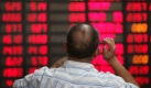Es geht aufwärts:Gespannt sieht sich ein Investor an der Börse in Shanghai die Kursentwicklung an. Die chinesischen Wirtschaftsdaten vom August waren besser als erwartet, was der Börse zusätzlichen Schub verlieh. Foto: ap