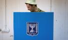 Richtungswahl in Israel: Mehr als 5,6 Millionen Wahlberechtigte sind aufgerufen, die 120 Abgeordneten für die Knesset zu bestimmen. Hier ein Soldat bei der Abgabe seiner Stimme an der Grenze zum Westjordanland. Foto: Jim Hollander Foto: dpa