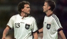 1997: Nach einem 4:3 Sieg gegen Albanien qualifiziert sich Deutschland für die Fußball-Weltmeisterschaft 1998 in Frankreich. Der zweifache Torschütze für die DFB-Elf, Oliver Bierhoff (r), und Olaf Marschall, Schütze zum 3:2, laufen in abermals neuen Trikots auf. Die Bundesflagge ist nur noch im Kragen zu sehen, die Shirts selbst strahlen wieder weiß. Foto: dpa