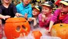 In einem Labor gibt es viel zu staunen: Kinder aus einem Hort in Panketal erwecken in Potsdam einen Halloween-Kürbis scheinbar zum Leben  denn das Gemüse atmet plötzlich. Beim Gruselspaß zu Halloween können Kinder im Babelsberger Mitmachmuseum mit Gruselglibber und künstlichen Narben ihr Outfit für einen Halloween Beutezug verändern. Foto: dpa