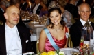 David J. Gross (rechts) und David Politzer (links) feierten den Nobelpreis 2004 mit Kronprinzessin Victoria. Die beiden Amerikaner lieferten mit Landsmann Frank Wilczek Erkenntnisse zur Kraft zwischen den kleinsten Materieteilchen im Atomkern, den Quarks. Foto: dpa