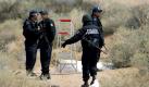 Mexikanische Bundespolizisten an einem Fundort von Opfern der Drogenmafia (Archivbild). Auch Journalisten leben in Mexiko gefährlich. Foto: dpa