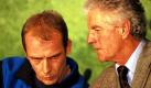 Mario Basler (l.) kam mit Erich Ribbeck nicht klar. An seinem Hochzeitstag erfuhr Basler, dass er nicht für die im Februar 1999 anstehende USA-Reise nominiert sei. Ribbeck begründete seine Entscheidung mit der desolaten Leistung des Bayern-Spielers ein Jahr zuvor beim 1:1 gegen Holland. Medien hatten damals berichtet, Basler hätte die Nacht vor dem Spiel mit Pokern zugebracht. Foto: imago