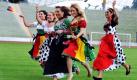 Die Models Isabella (von links nach rechts) und Mandy sowie die Moderatorinnen Andrea Kaiser, Janina Nottensteiner und Perla präsentieren im Olympiastadion in München die Fußball-WM-Dirndl 2010.  Foto: dpa