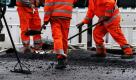 ARCHIV: Bauarbeiter teeren an einer Strassengrossbaustelle in Frankfurt am Main einen Strassenabschnitt im sogenannten Frankfurter Boden (Foto vom 12.04.11). Bei den Ausgaben fuer den Strassenbau rangiert Deutschland in Westeuropa einer Studie zufolge auf dem vorletzten Platz. 134 Euro werden in Deutschland jaehrlich pro Kopf dafuer ausgegeben, wie die 'Bild'-Zeitung (Onlineausgabe) am Montag (29.08.11) berichtet. (zu dapd-Text) Foto: Mario Vedder/dapd Foto: dapd