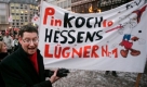 Der Spitzenkandidat der hessischen SPD Thorsten Schaefer-Guembel nimmt am Mittwoch, 14. Januar 2009, auf dem Roemerberg in Frankfurt am Main an einer Demonstration von Tausenden Schuelern, Studenten und Lehrern fuer eine bessere Bildungspolitik in Hessen teil. Am Sonntag wird in Hessen gewaehlt. (AP Photo/Michael Probst) ---Top candidate of Hesse Social Democrats Thorsten Schaefer-Guembel, left, takes part in a students' demonstration for better education in Frankfurt, central Germany, Wednesday, Jan. 14, 2009. (AP Photo/Michael Probst) Foto: ap